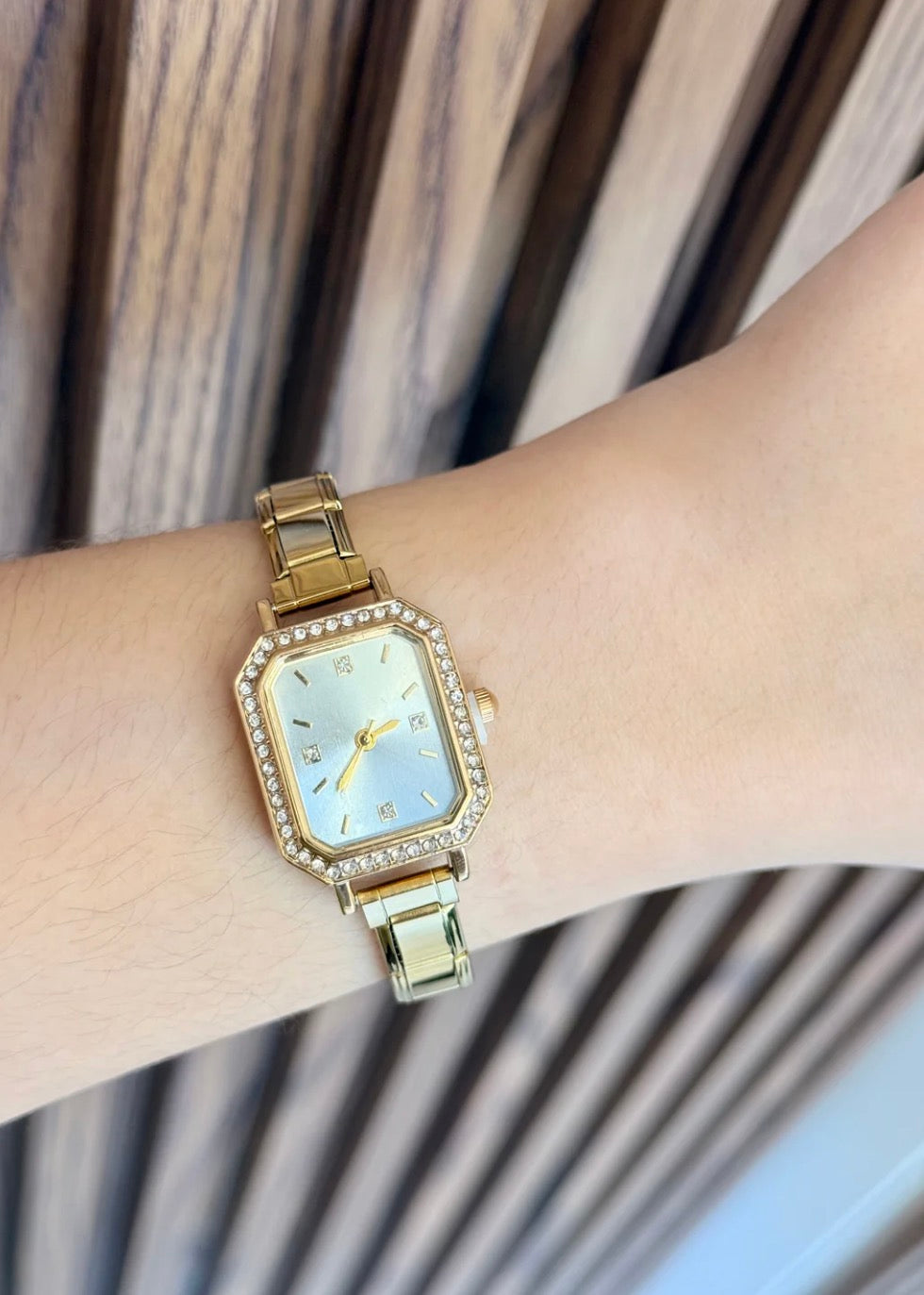 Reloj dorado brillos contorno difuminado