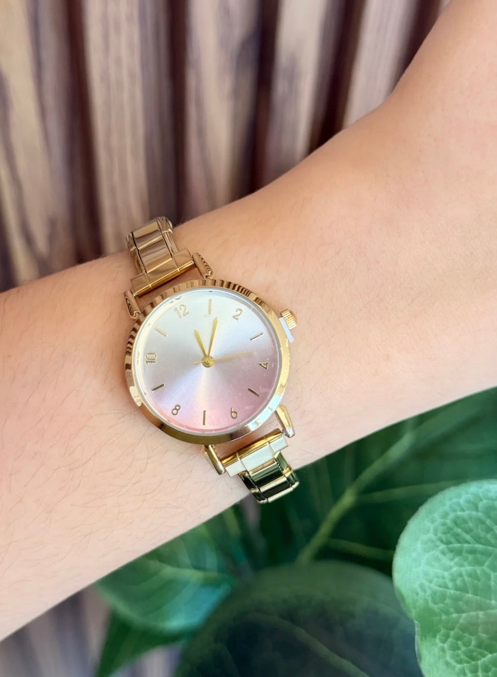Reloj dorado difuminado rosa