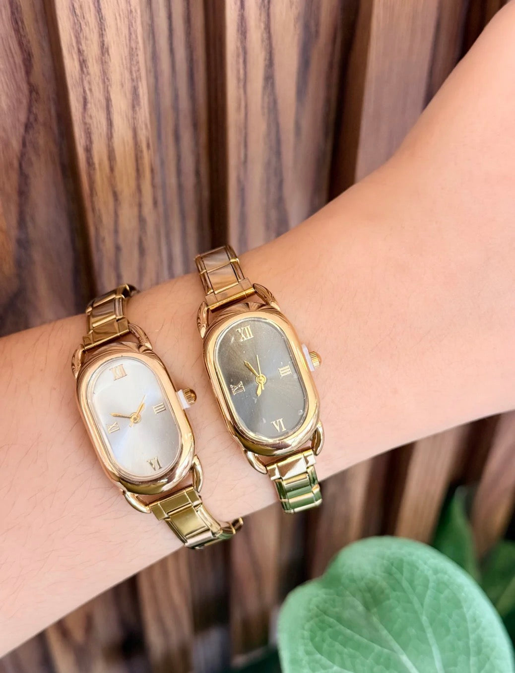 Reloj ovalado dorado romanos