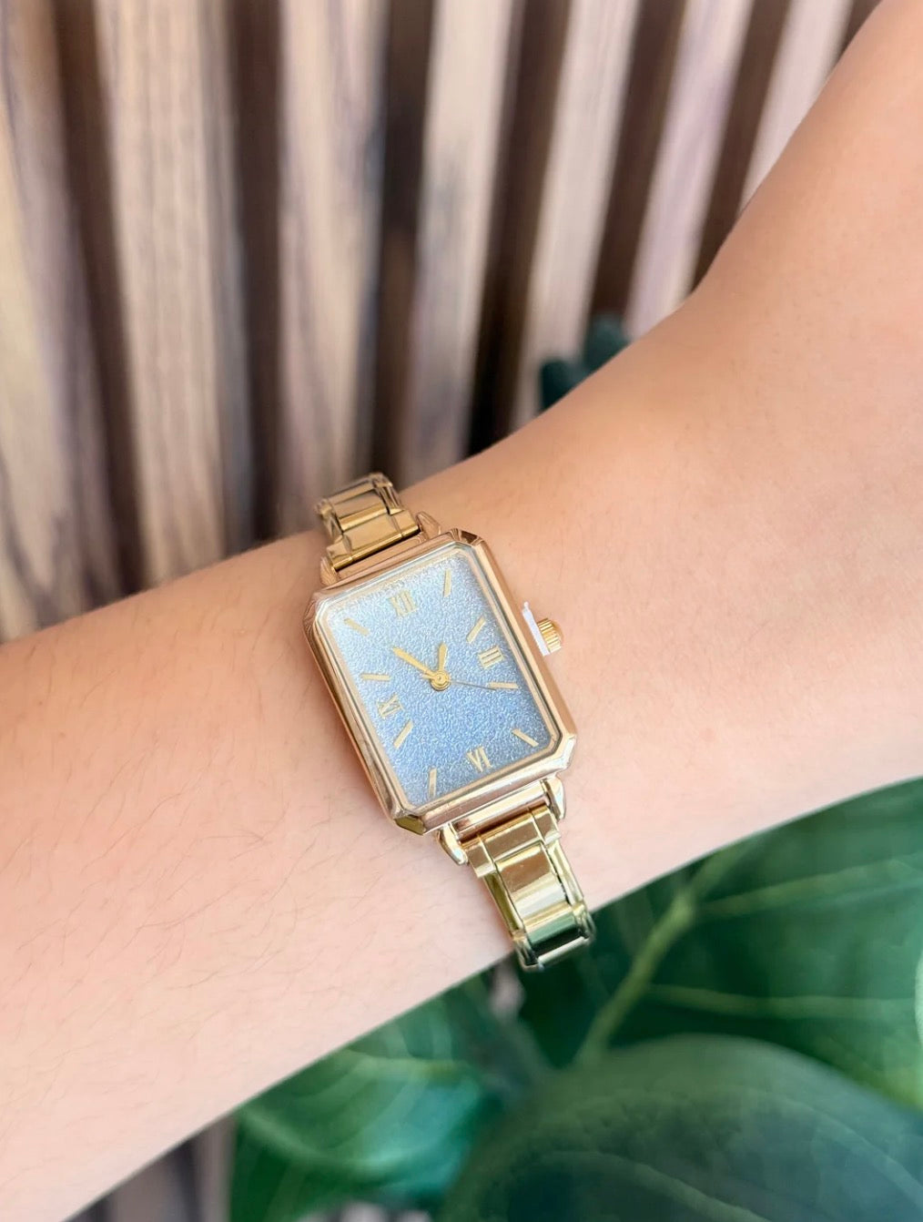 Reloj dorado brillos difuminado azul