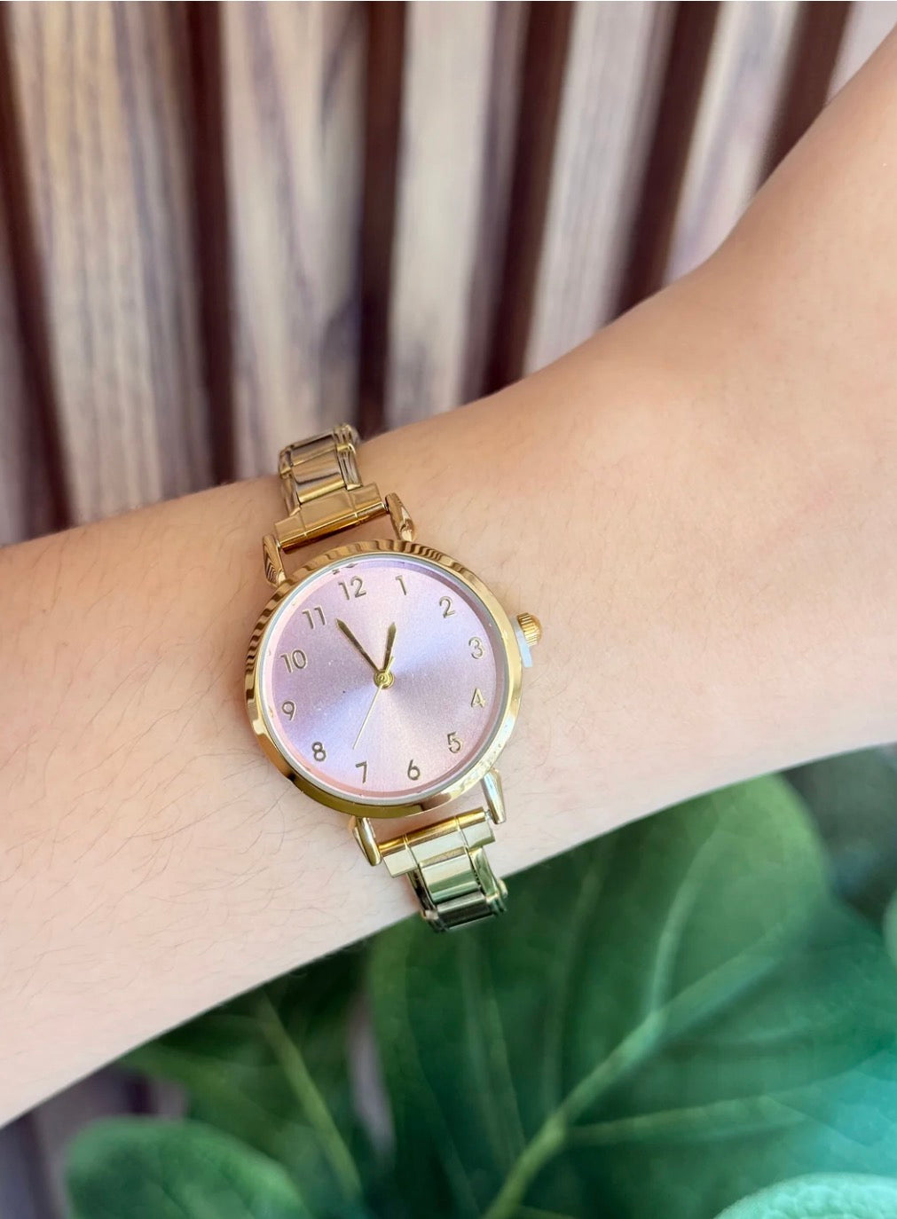 Reloj dorado numeros rosa