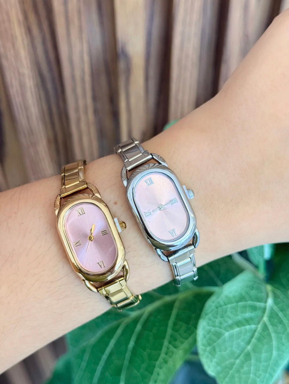 Reloj ovalado romanos rosa