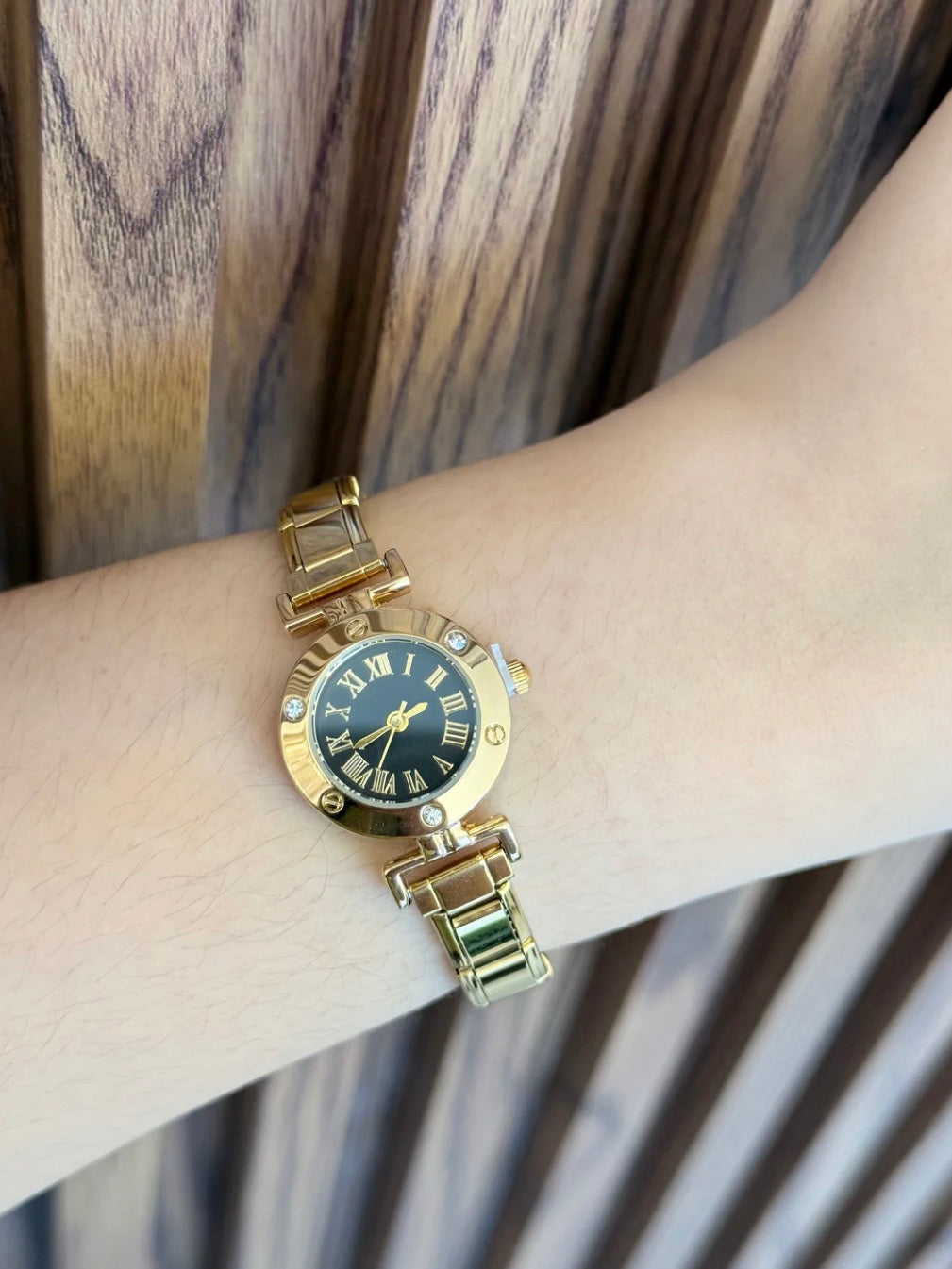 Reloj dorado negro circulo romanos exquisito